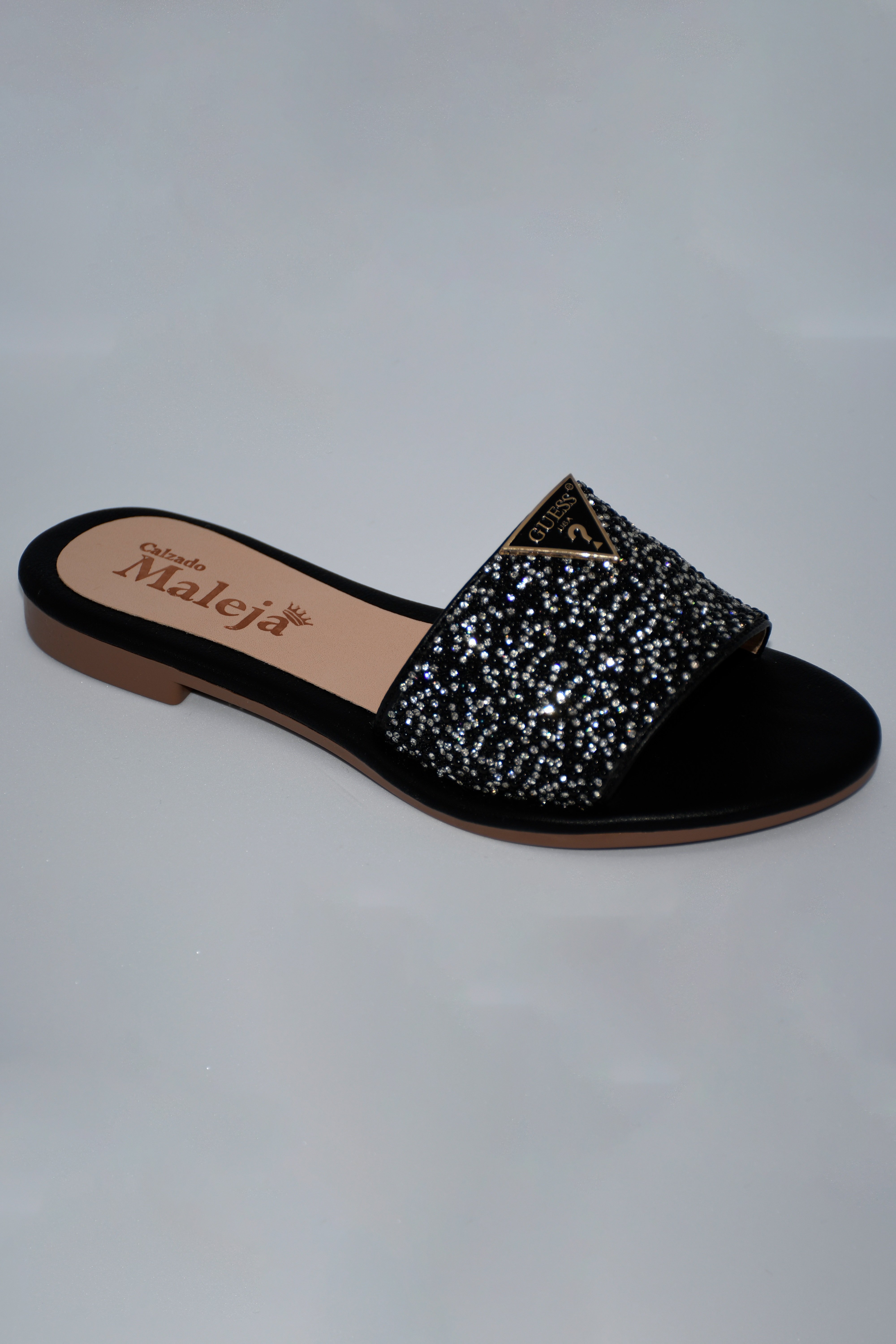 Sandalia elegante color negro con brillantes.