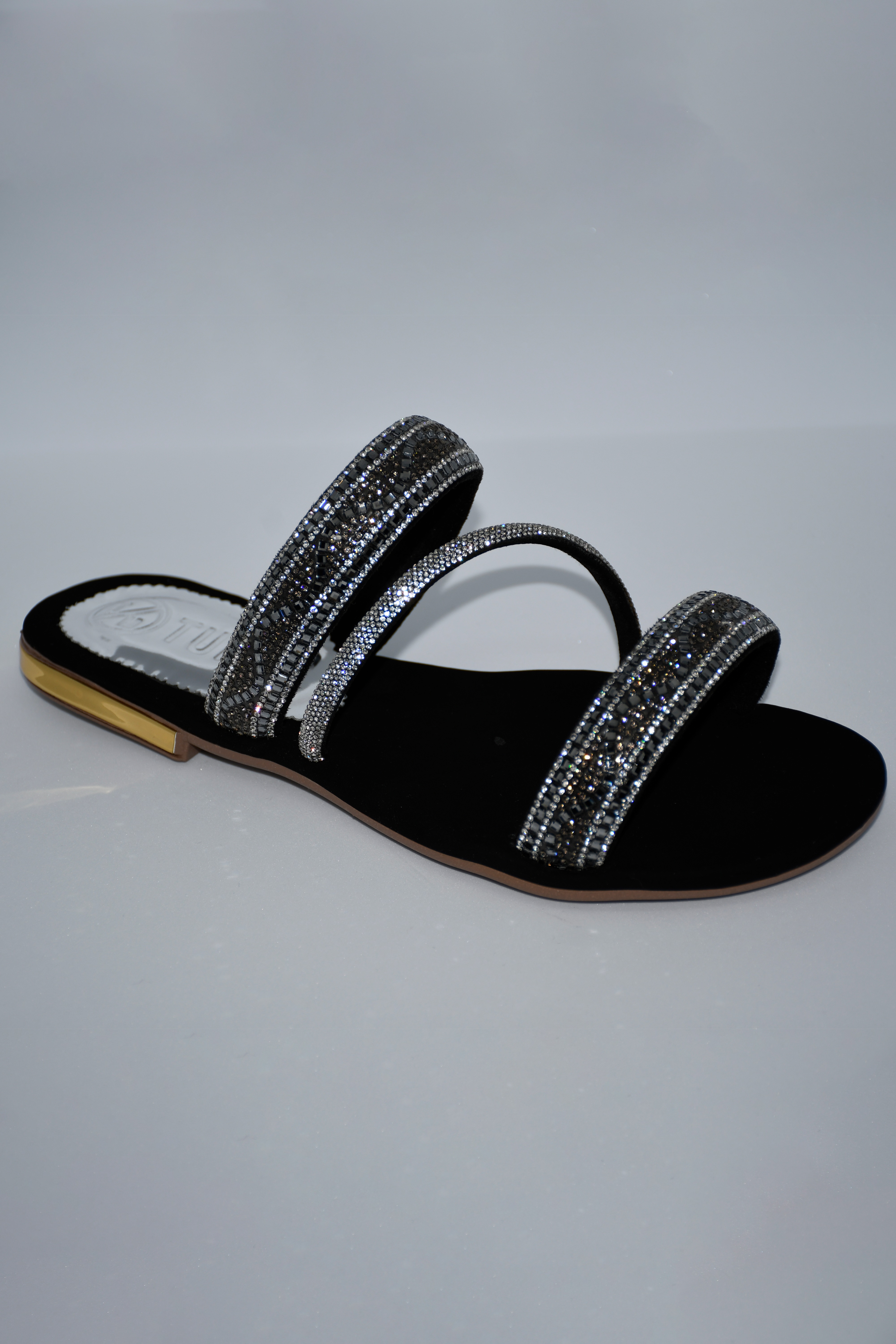 Sandalia elegante color negro con brillantes.