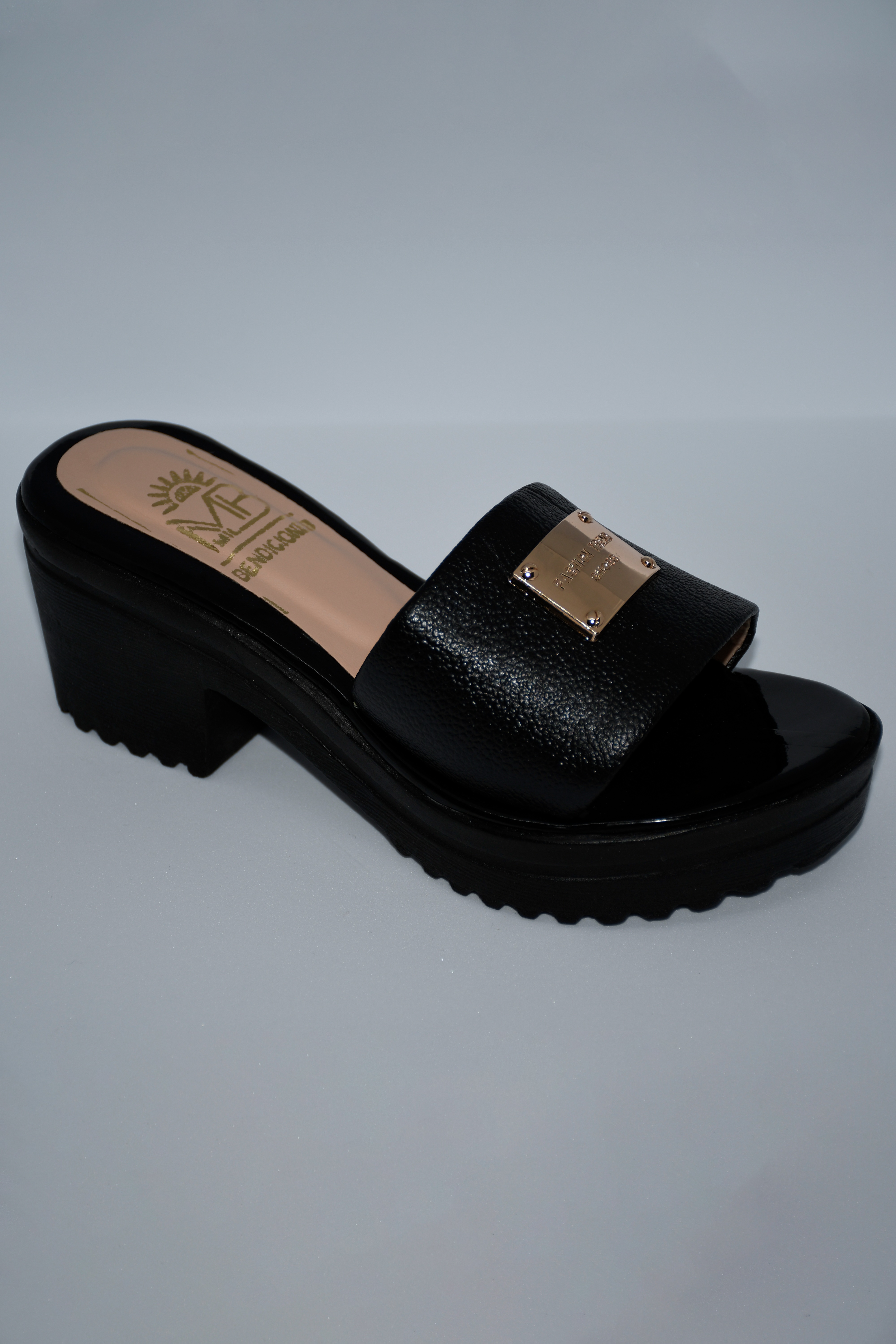 Tacón cuero elegante color negro.